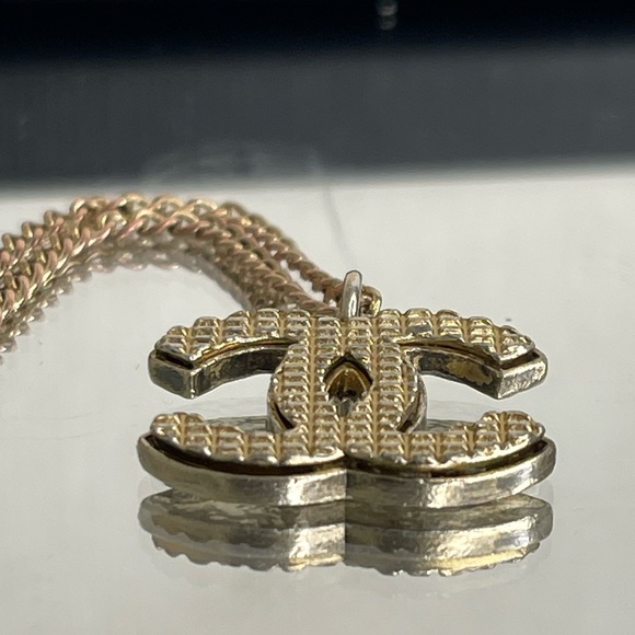 CHANEL CC Logo Gold Tone chocolate bar pendant Necklace - Picture 4 of 9